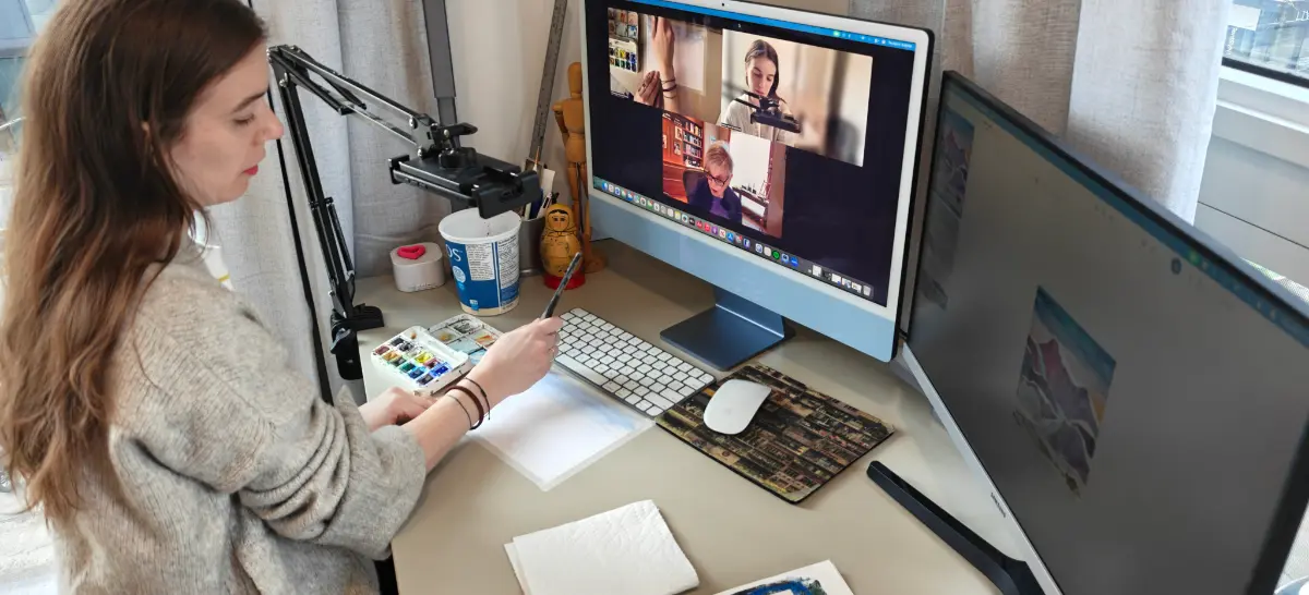 Student engaged in a online virtual art class at aras