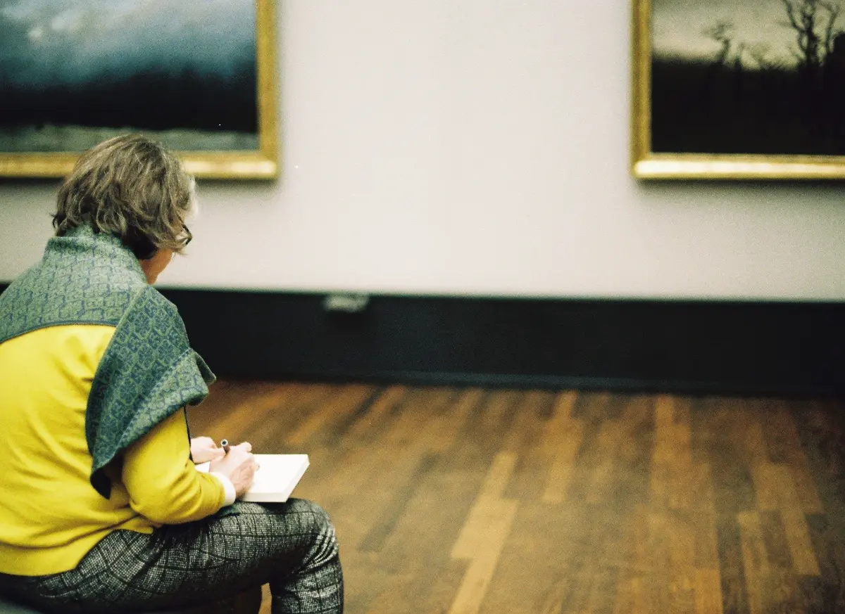 Artist sitting in the museum sketching - ARAS - Avenue Road Arts school